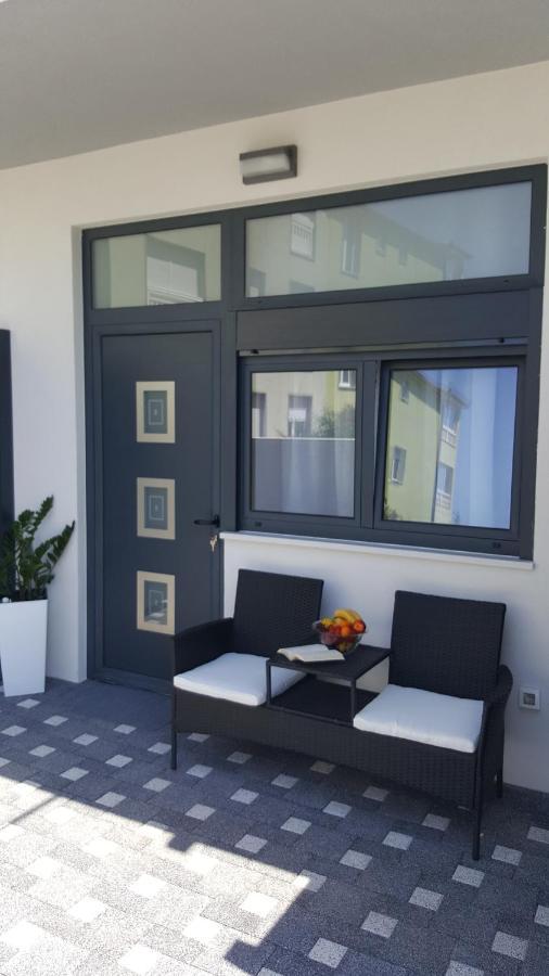 Grey House Apartment Макарска Екстериор снимка