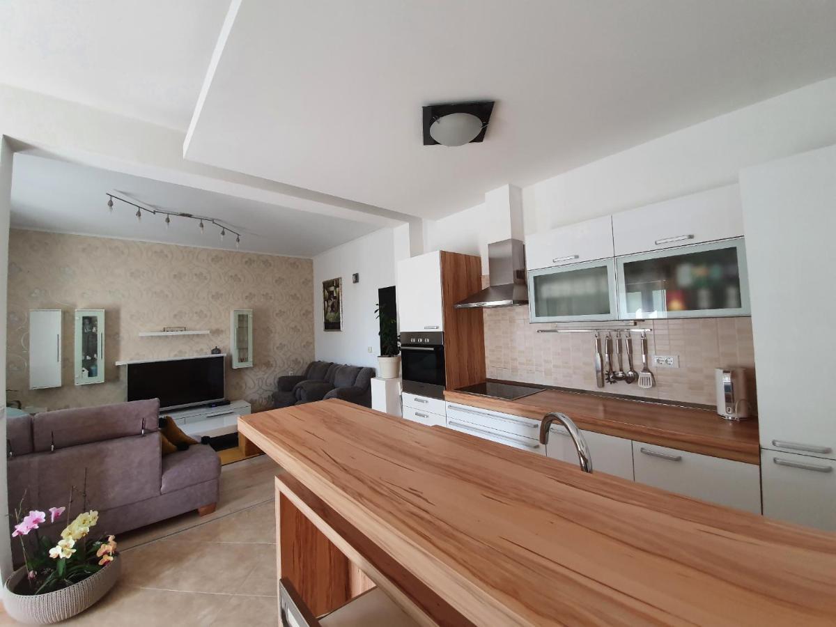 Grey House Apartment Макарска Екстериор снимка